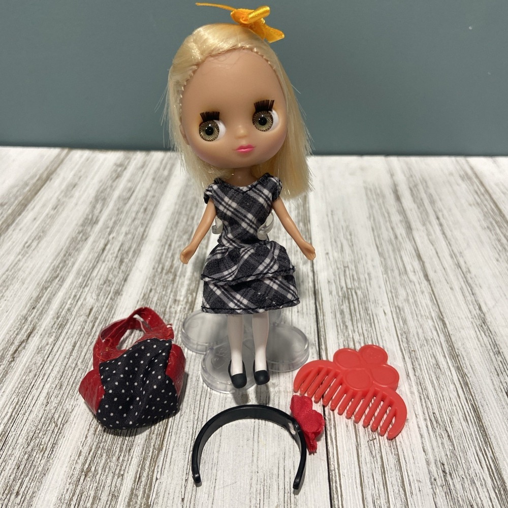 Blythe Littlest Pet Shop Hasbro 2010 Buckles Bows #1618 With Accessories - Picture 1 of 4